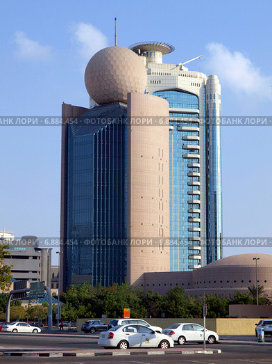 Высотные здания Dubai Creeck Tower и компании "Этисалат" в городе Дубай, ОАЭ, вид со стороны материка (2014 год). Редакционное фото, фотограф SevenOne / Фотобанк Лори