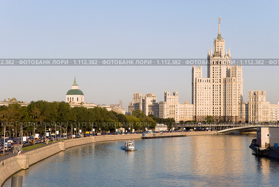 Высотный дом на Котельнической набережной. Москва (2009 год). Редакционное фото, фотограф Александр Щепин / Фотобанк Лори