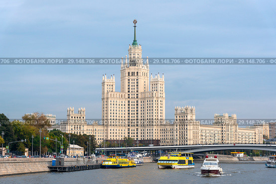 Высотный дом на Котельнической набережной. Москва (2018 год). Редакционное фото, фотограф Александр Щепин / Фотобанк Лори