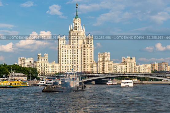 Высотный дом на Котельнической набережной. Москва (2019 год). Редакционное фото, фотограф Александр Щепин / Фотобанк Лори