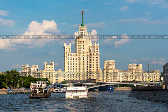 Высотный дом на Котельнической набережной. Москва (2019 год). Редакционное фото, фотограф Александр Щепин / Фотобанк Лори