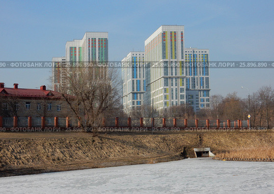 Высотный жилой комплекс «Богородский». Четыре монолитных здания повышенной комфортности с общим стилобатом (построен в 2012 году). Бульвар Маршала Рокоссовского, 6, корпуса 1а, 1б, 1в, 1г. Район Богородское. Москва (2017 год). Стоковое фото, фотограф lana1501 / Фотобанк Лори
