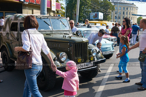 Выставка ретроавтомобилей на празднике города Калининграда (2011 год). Редакционное фото, фотограф Сергей Куров / Фотобанк Лори