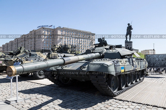 Выставка трофейной военной техники на Поклонной горе в Москве. Танк Т-72АГ, опытный образец. Производитель Украина (2024 год). Редакционное фото, фотограф Наталья Волкова / Фотобанк Лори
