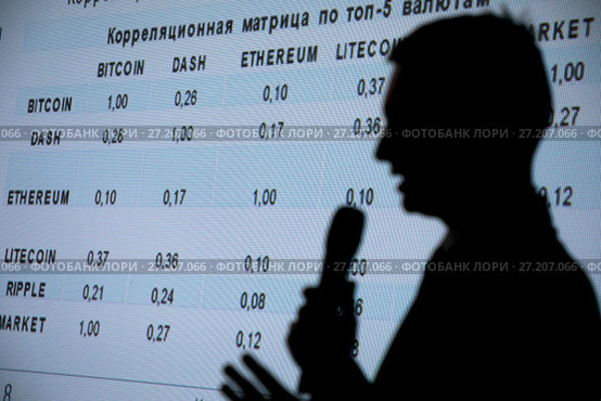 Выступление представителя банка с презентацией текущей ситуации по основным криптовалютам на рынке на Блокчейн и Биткоин конференции в Москве. Стоковое фото, фотограф Николай Винокуров / Фотобанк Лори