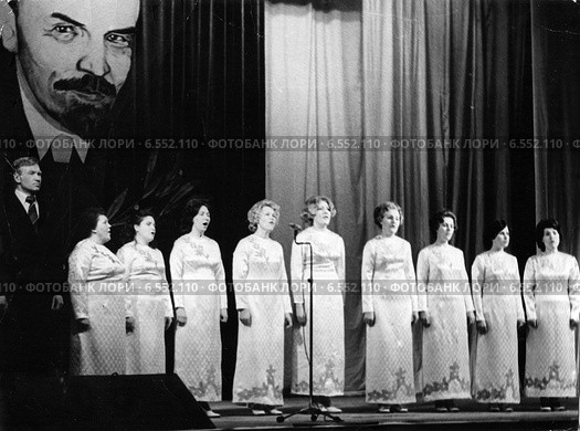 Выступление самодеятельного заводского хора в доме культуры. Бердск, 1968 год. Редакционное фото, фотограф Евгений Мухортов / Фотобанк Лори