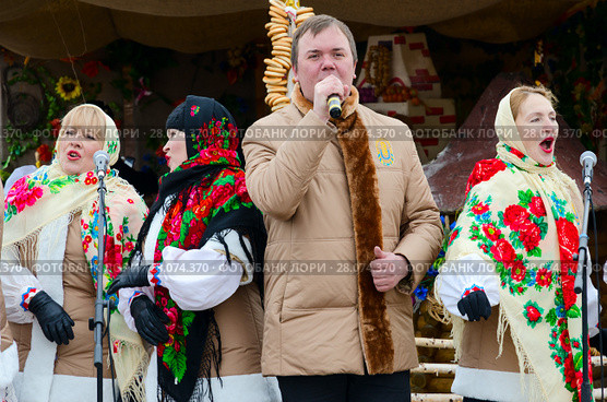 Выступление творческого коллектива во время масленичного гулянья на открытом воздухе, Гомель, Беларусь (2018 год). Редакционное фото, фотограф Ольга Коцюба / Фотобанк Лори