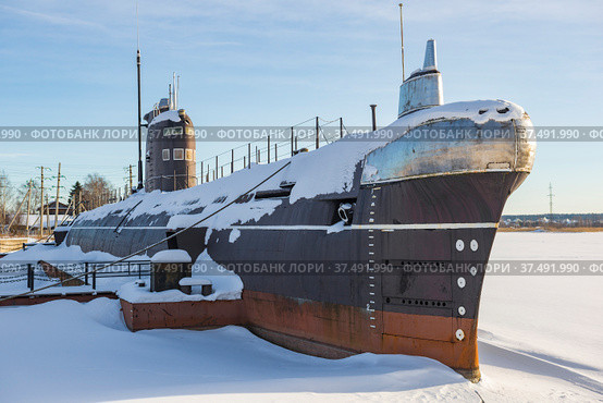 VYTEGRA, RUSSIA - FEBRUARY 23, 2021: Soviet submarine B-440 close-up on a sunny February day. Museum in the city of Vytegra. Редакционное фото, фотограф Виктор Карасев / Фотобанк Лори