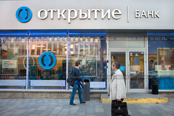 Вывеска «Банк "Открытие"». Вход в отделение банка (2017 год). Редакционное фото, фотограф Victoria Demidova / Фотобанк Лори