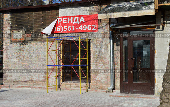 Вывеска о сдаче помещения в аренду. Улица Яблочкова, 21. Бутырский район. Город Москва (2015 год). Редакционное фото, фотограф lana1501 / Фотобанк Лори