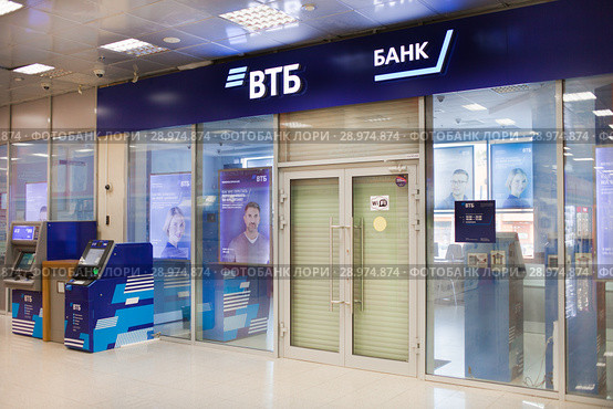 Вывеска "ВТБ 24. Банк". Вход в отделение банка (2018 год). Редакционное фото, фотограф Victoria Demidova / Фотобанк Лори