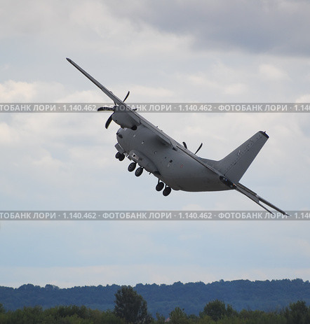 Взлет Военно-транспортного самолета Lockheed C-130 Hercules ВВС Италии (2009 год). Редакционное фото, фотограф Алёшина Оксана / Фотобанк Лори