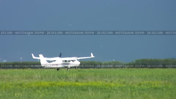 Взлетает самолёт Tecnam P2006T. Aircraft Tecnam P2006T takes off. Редакционное видео, видеограф Евгений Романов / Фотобанк Лори