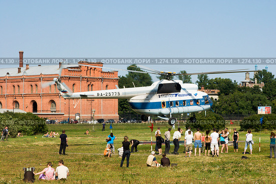 Взлетающий вертолет МИ-8 (2009 год). Редакционное фото, фотограф Александр Щепин / Фотобанк Лори