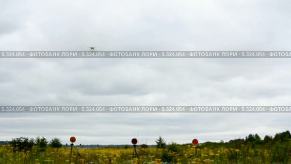 Взлетающий военный самолет. Стоковое видео, видеограф Фотограф / Фотобанк Лори