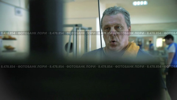 Взрослый мужчина качает руки. Стоковое видео, видеограф Данил Руденко / Фотобанк Лори