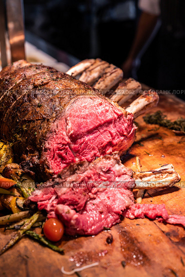 Wagyu beef roast prime rib, Carving food. Стоковое фото, агентство Ingram Publishing / Фотобанк Лори