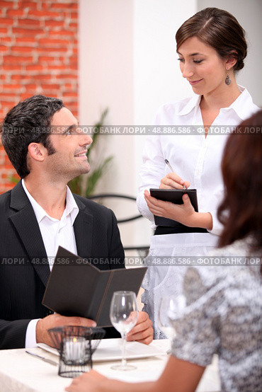 Waitress taking an order. Стоковое фото, агентство Ingram Publishing / Фотобанк Лори