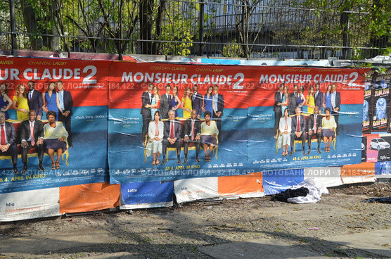 Wall with posters in Berlin, Germany (2019 год). Редакционное фото, фотограф Светлана Колобова / Фотобанк Лори