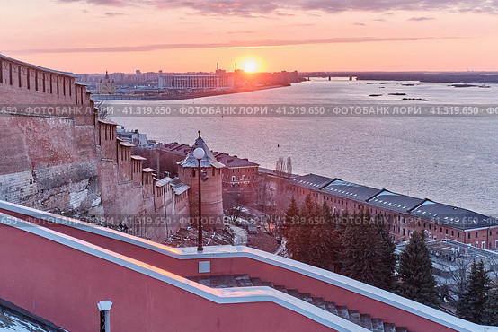 Walls of ancient Nizhny Novgorod Kremlin, famous Chkalov Stairs, Volga River during sunset (2022 год). Стоковое фото, фотограф Ирина Кононова / Фотобанк Лори
