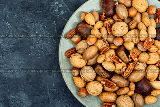 Walnut, chestnut, almond and hazelnut on table. Vegetarian snacks.. Mixed nuts on the table. Стоковое фото, агентство Ingram Publishing / Фотобанк Лори