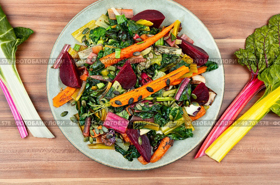 Warm salad of stewed chard, beetroot and carrots with pumpkin seeds. Healthy nutrition. Healthy sauteed swiss chard with vegetables. Стоковое фото, агентство Ingram Publishing / Фотобанк Лори