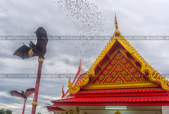 Wat Khao Chong Pran Temple for people pray to buddha and look Hundred Million Bats from Khao Chong Pran Cave (2018 год). Редакционное фото, фотограф Анна Кривицкая / Фотобанк Лори