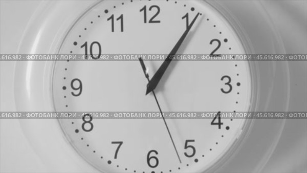 Watch counts time fast. Стоковое видео, видеограф Михаил Коханчиков / Фотобанк Лори