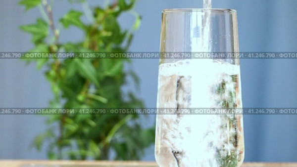 Water is poured into a glass. Drinking healing water. Воду наливают в стакан. Пью целебную воду. Стоковое видео, видеограф Egor Sarantstv / Фотобанк Лори