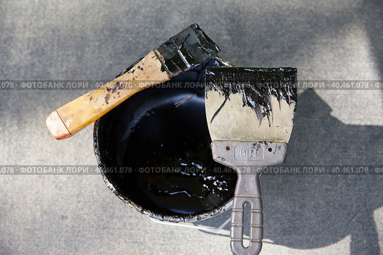 Waterproofing mastic for the roof. Repair and construction. Стоковое фото, фотограф Кутина Татьяна / Фотобанк Лори