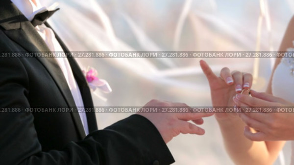 Wedding Rings the wedding ceremony. Стоковое видео, видеограф Tatiana Kravchenko / Фотобанк Лори