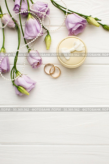 wedding rings with box flowers. Стоковое фото, агентство Ingram Publishing / Фотобанк Лори