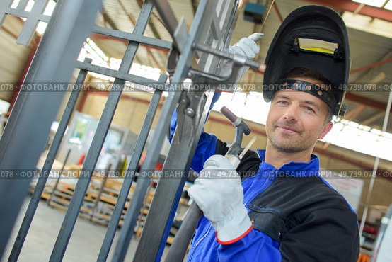 welder with a steel frame. Стоковое фото, агентство Ingram Publishing / Фотобанк Лори