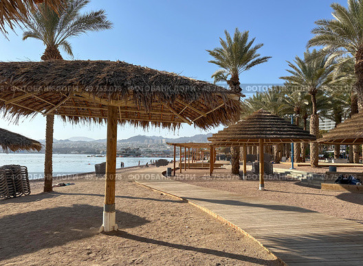 Well-equipped city beach on the Eilat embankment. Стоковое фото, фотограф Irina Opachevsky / Фотобанк Лори
