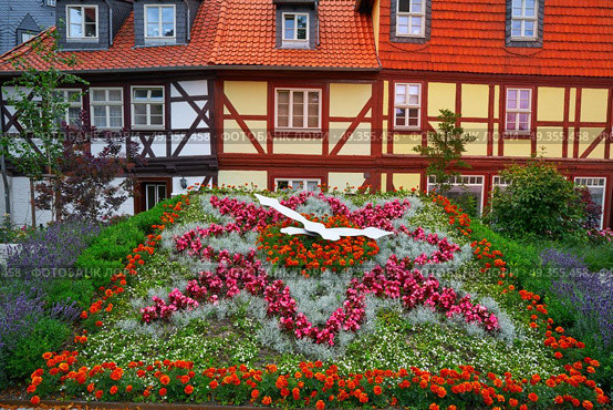 Wernigerode flower clock garden in Harz Germany at Saxony Anhalt. Wernigerode flower clock in Harz Germany. Стоковое фото, агентство Ingram Publishing / Фотобанк Лори