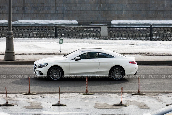 White automobile Mercedes-Benz S-Class c217 moving on the street. Редакционное фото, фотограф Константин Григорьев / Фотобанк Лори