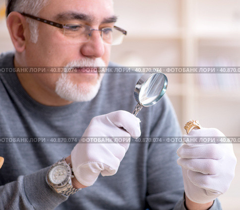 White bearded old jeweler at workshop. Стоковое фото, фотограф Elnur / Фотобанк Лори