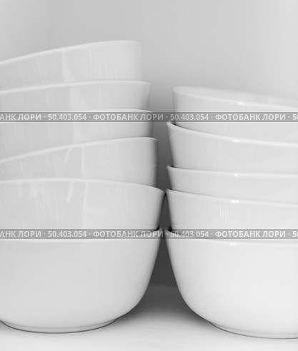 white bowls arrangement close up. Стоковое фото, агентство Ingram Publishing / Фотобанк Лори