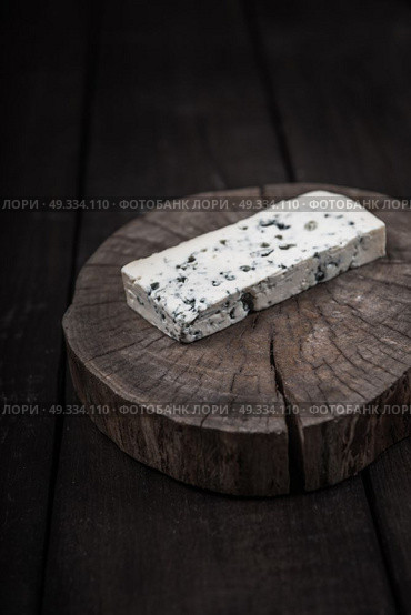 white cheese with green mold on tree trunk wood. Стоковое фото, агентство Ingram Publishing / Фотобанк Лори