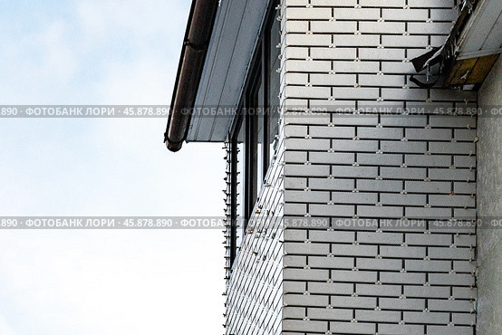 White clinker tiles on the facade of a private house outdoor. Стоковое фото, фотограф Наталья Симакова / Фотобанк Лори