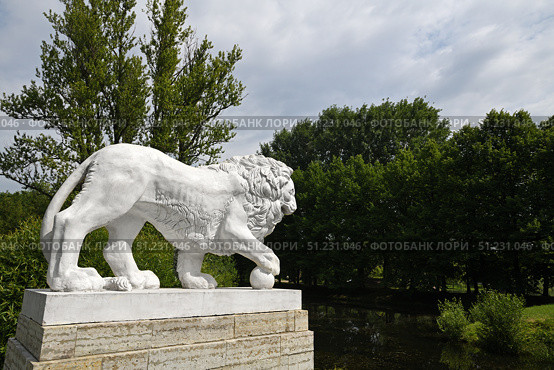 White Lion on bank of Square Pond. Moskovsky Victory Park, Saint Petersburg, Russia. Редакционное фото, фотограф Валерия Попова / Фотобанк Лори