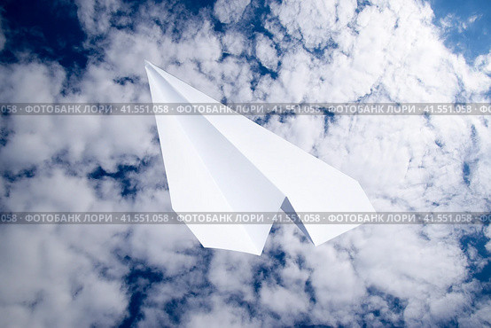 White paper airplane in a blue sky with clouds. The message symbol in the messenger. Стоковое фото, фотограф Леонид Еремейчук / Фотобанк Лори