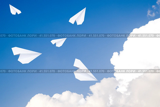 White paper airplane in a blue sky with clouds. The message symbol in the messenger. Стоковое фото, фотограф Леонид Еремейчук / Фотобанк Лори