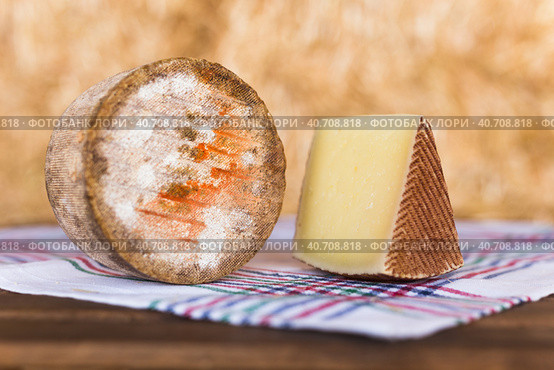 whole head of ripe country cheese and slices on hay. Стоковое фото, фотограф Татьяна Яцевич / Фотобанк Лори