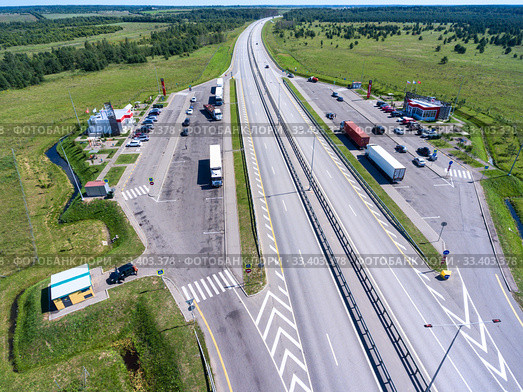 Wide straight toll highway M-11 is passing in forest. View from above. The Moscow-Saint Petersburg motorway is designed as the M11 Neva (2018 год). Редакционное фото, фотограф Кекяляйнен Андрей / Фотобанк Лори