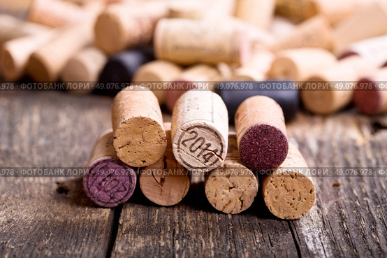 wine corks on old wooden table. Стоковое фото, агентство Ingram Publishing / Фотобанк Лори