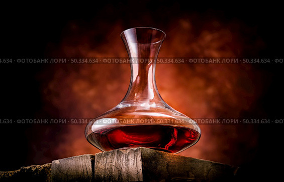 Wine in a decanter on a wooden table. Wine in a decanter. Стоковое фото, агентство Ingram Publishing / Фотобанк Лори