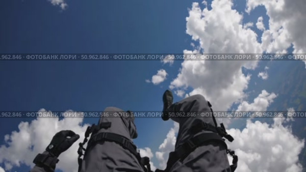 Wingsuit skydiver plummeting through bright white clouds, embracing high altitude adrenaline against vibrant blue sky backdrop. Стоковое AI-видео, аниматор Данил Руденко / Фотобанк Лори