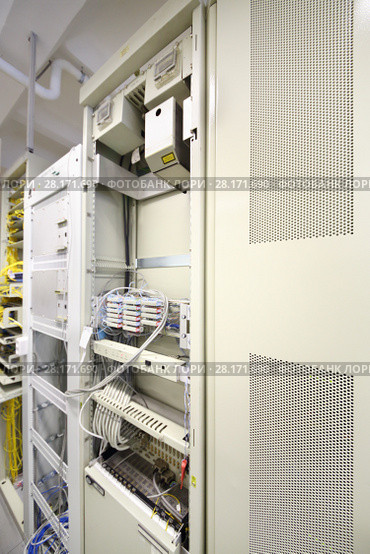 Wires in storage for storing data at mobile cellular communication center. Стоковое фото, фотограф Losevsky Pavel / Фотобанк Лори