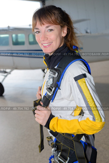 woman about to jump by parachute. Стоковое фото, агентство Ingram Publishing / Фотобанк Лори